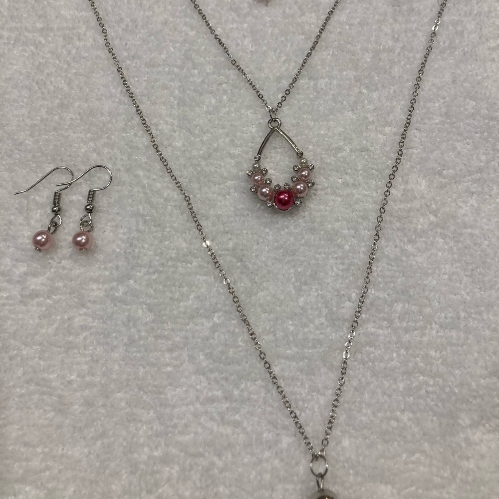 Layered necklace with earrings